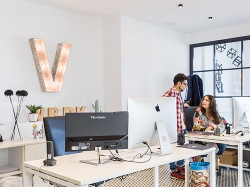 Equipo de Veridika trabajando en el estudio